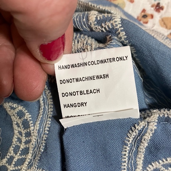 NWT!  Blue and White Embroidered Women's Top - Picture 6 of 8